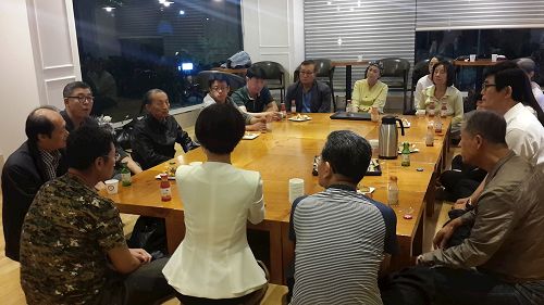 '图2:九讲班结束后,新学员坐在一起分享参加九讲班、学炼法轮功的心得'