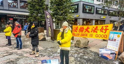 '图1:法轮功学员在瑞典的硅谷(Kista) 举办法轮大法信息日活动'