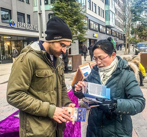 '图2、3:在瑞典的硅谷(Kista) 举办法轮大法信息日,法轮功学员面对面讲真相。'
