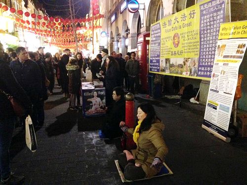 图1:二零一七年中国新年期间,英国法轮功学员在伦敦唐人街一如既往地开展讲真相活动、呼吁制止迫害
