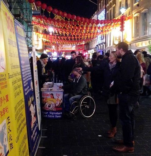 图5:二零一七年一月二十八日晚,英国女士克莱尔在伦敦唐人街第一次看到法轮功真相