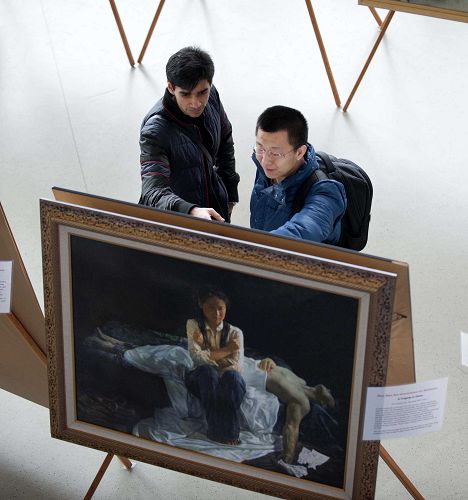 图3-4:真善忍美展也吸引了很大大陆留学生和附近的华人,有的主动前来了解真相