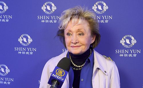 图4:在芝加哥几乎无人不知玛丽莲-米格林女士(Marilyn Miglin)之名,尤其是芝加哥的上流社交圈。二零一七年二月十八日下午,米格林女士第三年来芝加哥哈里斯剧院(Harris Theater)观看神韵晚会。