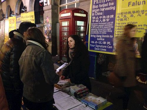 '图1:二零一七年中国新年期间,英国法轮功学员在伦敦唐人街继续向各国民众讲真相、呼吁制止迫害'