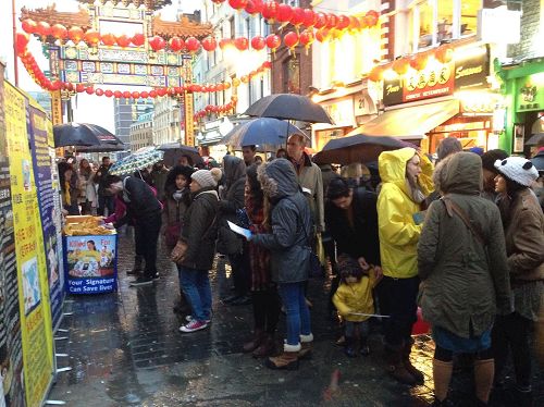 '图3:二零一七年一月二十九日,法轮功学员在伦敦唐人街冒雨向各国民众讲真相、呼吁制止迫害'