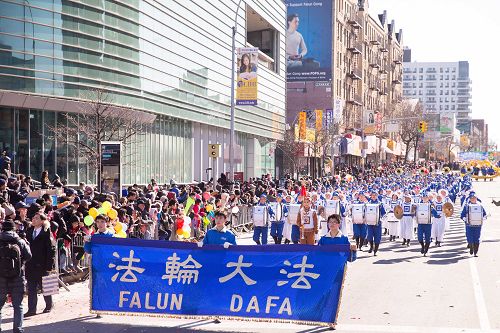 图1-12:二零一七年二月四日,纽约法轮功学员参加了法拉盛一年一度的“纽约华人新年大游行”,队伍壮观、丰富多彩,富传统的中国人过年的年味,给当地民众带来“法轮大法”和“真善忍”的美好。
