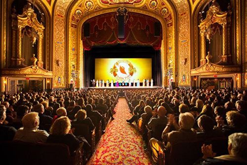'图4:罗德岛州普罗维登斯市2017年2月4日神韵演出爆满,众多名流人士慕名前来,盛赞神韵演出举世无双,完美无瑕。'