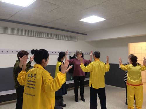 '图3:第二天下午参观民众现场学功。'