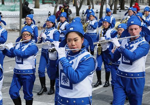 '图1~3:由法轮功学员组成的天国乐团应邀参加加拿大首都渥太华举行的第三十五届圣派翠克节大游行。'