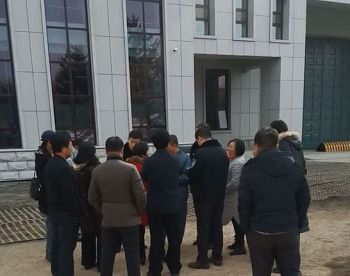 图2:去接人的家属被围住