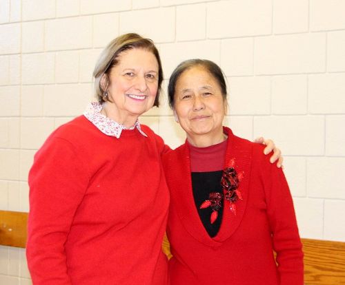 图4:Kathleen Filiphuk(左)说:“感恩的话不知怎么表达,就觉得自己幸运。”