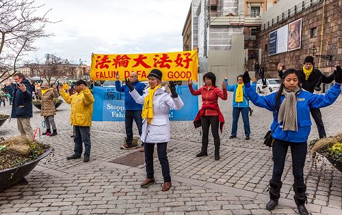 '图1:法轮功学员在皇宫旁的钱币广场上展示法轮功功法'