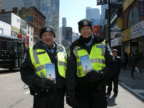 '图9:Kathleen Drummondhay警官(右)和Enzo Caluori警官(左)'