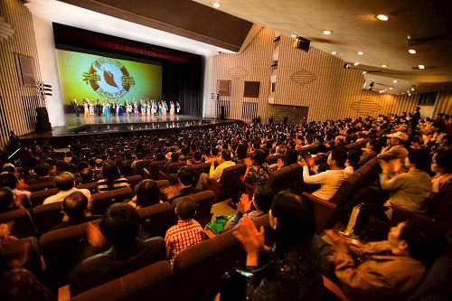 '图1:三月十七日晚间,神韵纽约艺术团在高雄文化中心演出,场场爆满,创下台湾艺文界一票难求的“神韵传奇”。'