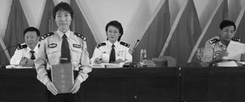 讲台中心领奖者为原呼所一大队大队长冯黎,二零零八年三月十七日已遭恶报死亡