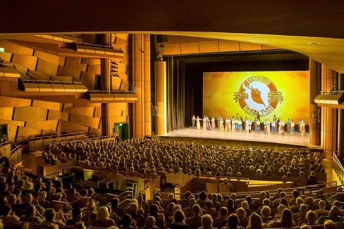 '图1:美国神韵国际艺术团三月二十一、二十二日,在梅沙市池田剧院(lkeda Theater)上演的三场演出场场大爆满。图为演出现场座无虚席的盛况。'