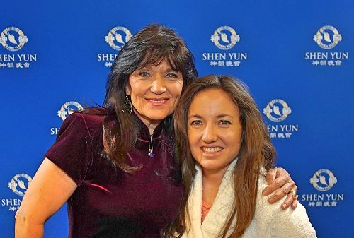 '图10:专业歌唱家Debbie West Coon(左)和女儿Kristy Coon观看了三月二十一日晚梅沙市的神韵演出。她认为,神韵彰显正义美好,是艺术的典范。'