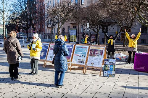 '图2:明白真相的人们主动签名,支持法轮功学员反迫害。'