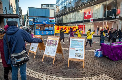 '图5:地铁站附近举办法轮大法信息日活动'