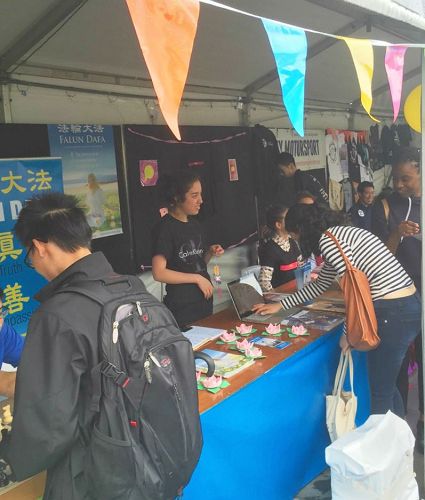 '图:一大陆青年学子(左一)注册加入法轮大法社团'