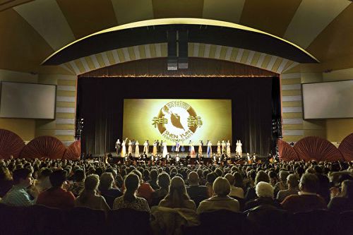 图4: 三月三日至五日,神韵巡回艺术团在美国威斯康辛州密尔沃基市密尔沃基剧院(Milwaukee Theater)上演了4场演出,门票提前售罄。图为第四场演出的现场盛况。