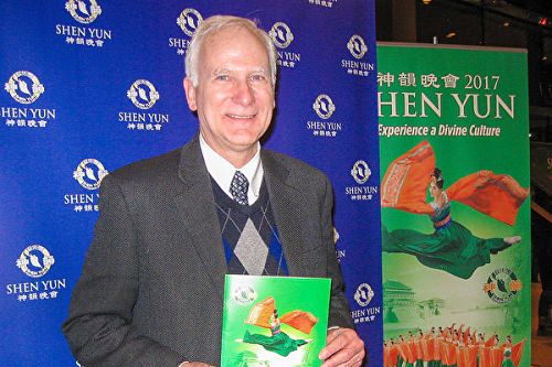 图6:约翰•帕克(John Parker)先生表示每年看神韵都有全新的体验。