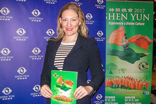 图10:多伦多杂志撰稿人和编辑Rebecca Spour说:“她(神韵)让人获得了精神的开悟,带领观众进入了另外空间,进入未来,并从中看到了自己高层的生命真谛,听到了生命深处的呼唤。我向每个人郑重推荐神韵。”