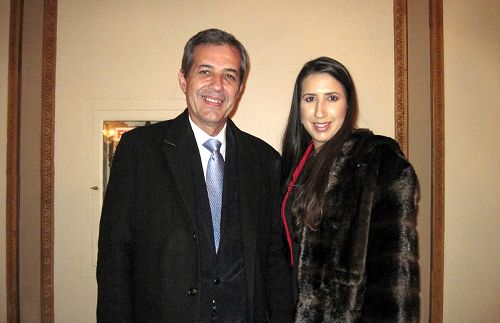 图12:巴西的一家跨国投资发展公司的区域主管Eneas Viriato与女儿Patricia Viriato都表示非常喜欢神韵展现的天堂圣境。