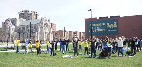 '法轮功学员在韦恩州立大学炼第二套功法:法轮桩法'
