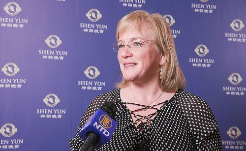 '图4:四月八日,瑞士古典音乐家朱莉娅·海瑞克(Julia Heirich)观看了神韵世界艺术团在瑞士的日内瓦BFM剧院的第二场演出。'