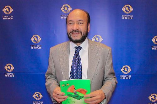 '图9:哥伦比亚国会参议员阿尔弗雷多·拉海尔·苏阿雷荷(Alfredo Rangel Suárez)观看了四月九日晚在首都波哥大的神韵演出'