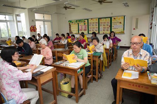 图2:分组学法,并交流个人修炼心得。