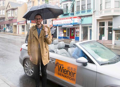 '图7:Scott Wiener.jpg 加州参议员威善高支持法轮功天国乐团参加游行'