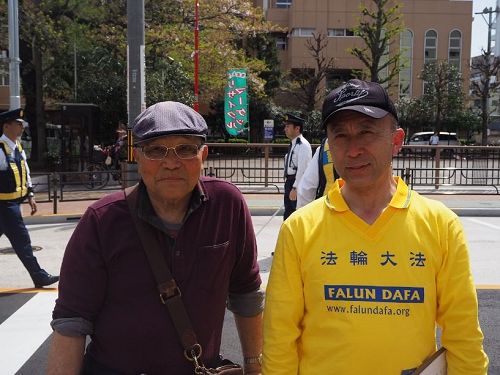 '图四:签名反迫害并与法轮功学员合影留念的高松先生'