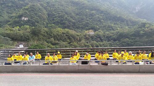 '图1:花莲法轮功学员在秀林乡太鲁阁国家公园前炼功'