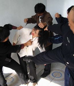 酷刑演示:暴打