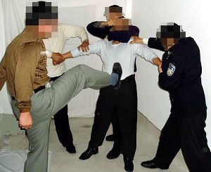 酷刑演示:毒打
