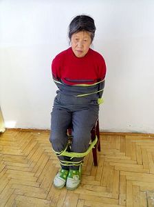 里玉书演示所遭酷刑:长期捆绑在凳子上