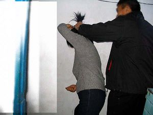 酷刑演示:揪头发撞墙