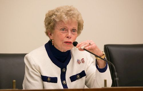 '图3:美国国务院前助理国务卿艾伦·索尔布雷(Ellen Sauerbrey)大使在听完法轮功学员的遭遇之后,感到非常震惊。'