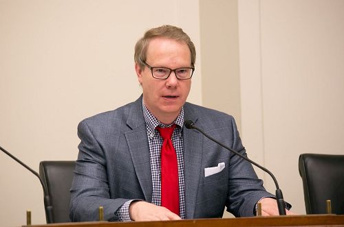 '图4:美国国会众议院外交事务委员会人权小组委员会及美国国会及行政当局中国委员会主席史密斯议员(Chris Smith)的助手弗里普斯(Scott Flipse)在研讨会上说:“强行拘押必须停止。诽谤必须停止。酷刑必须停止。”'