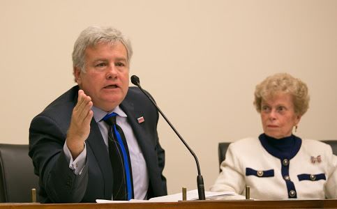 '图6:曾经参选过两届美国国会众议员、一届国会参议员的共和党人大卫·华莱士(Dave Wallace)表示,参与实施迫害的罪魁祸首必须被绳之以法。'