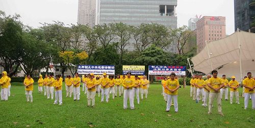 '图1~2:二零一七年四月十八日,新加坡法轮功学员在芳林公园举办活动,纪念“四二五”和平上访十八周年。图为学员们正在集体炼功。'