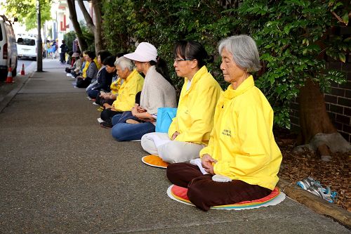 '图1:二零一七年四月二十日(周四)上午,部份澳洲悉尼法轮功学员在中领馆对面的街道上和平请愿,要求释放在今年三月底被绑架的中国陕西省法轮功学员李玉华和刘春霞。'
