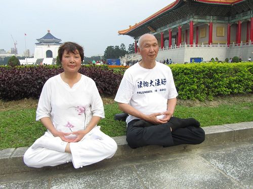 '图1~2:陈正坤和妻子刘梅有幸修炼法轮功之后身强体健、精神飒爽,胸襟开朗豁达。'