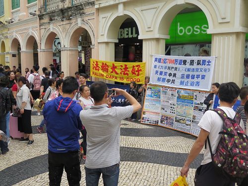 图5-6:民众纷纷拍照留念