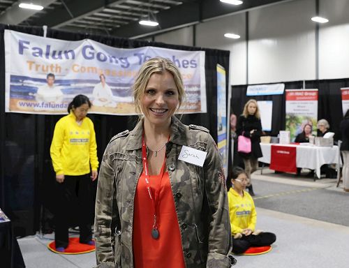 '图5:会展协调人之一Sarah Roberts女士接受采访时说:“法轮大法功法的展示绝对美好。”'