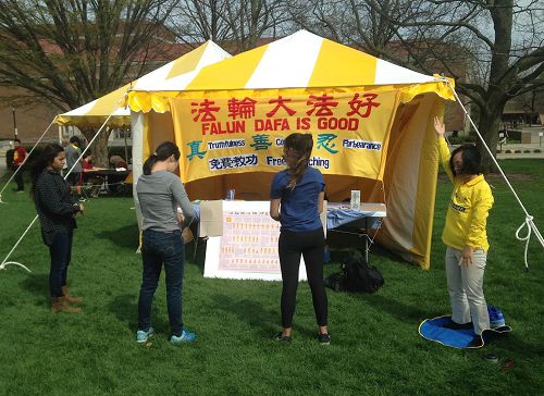 '图5:女大学生在动作图解前学习全部五套功法'