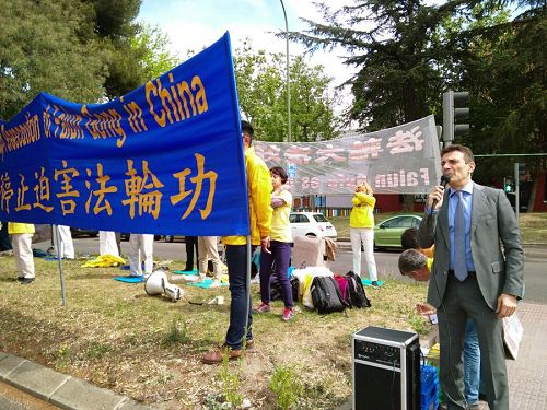 '图2:著名人权律师卡洛斯(Carlos Iglesias)到现场发言,强烈谴责中共对法轮功的非法迫害'