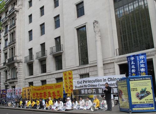 '图1:二零一七年四月二十二日,英国法轮功学员在伦敦中使馆前集会纪念 “四·二五”,呼吁停止迫害'
